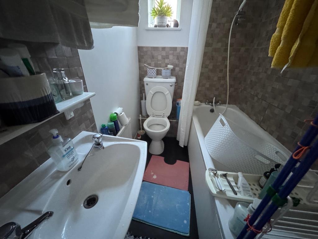 Lot: 135 - FREEHOLD INVESTMENT OF THREE FLATS - Top maisonette bathroom